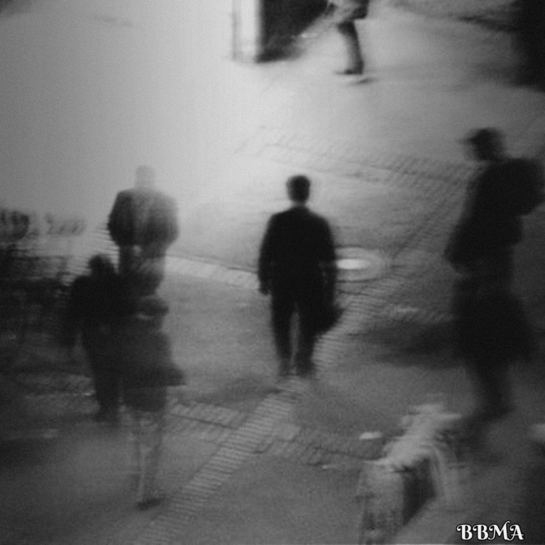 Postingan Instagram Iklan Modern Hitam dan Putih